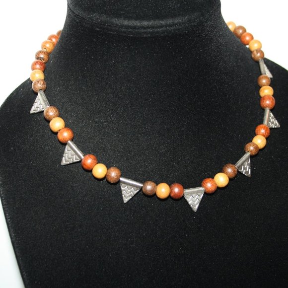 Beautiful wooden and silver triangle necklace 17" toggle clasp - Picture 4 of 5